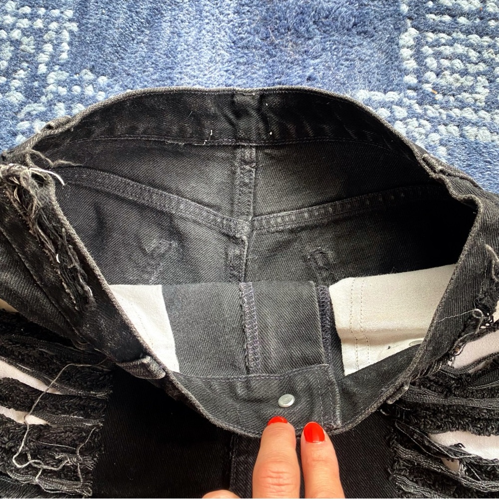 🖤 EDGY BLACK DISTRESSED DENIM SHORTS! - Picture 11 of 13